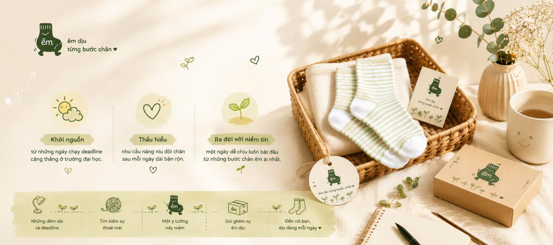 Banner Hero trang Về chúng tôi của thương hiệu êm giới thiệu hành trình từ những đêm dài deadline đến đôi vớ tất sọc xanh lá đặt trong giỏ mây cạnh hộp quà giấy kraft